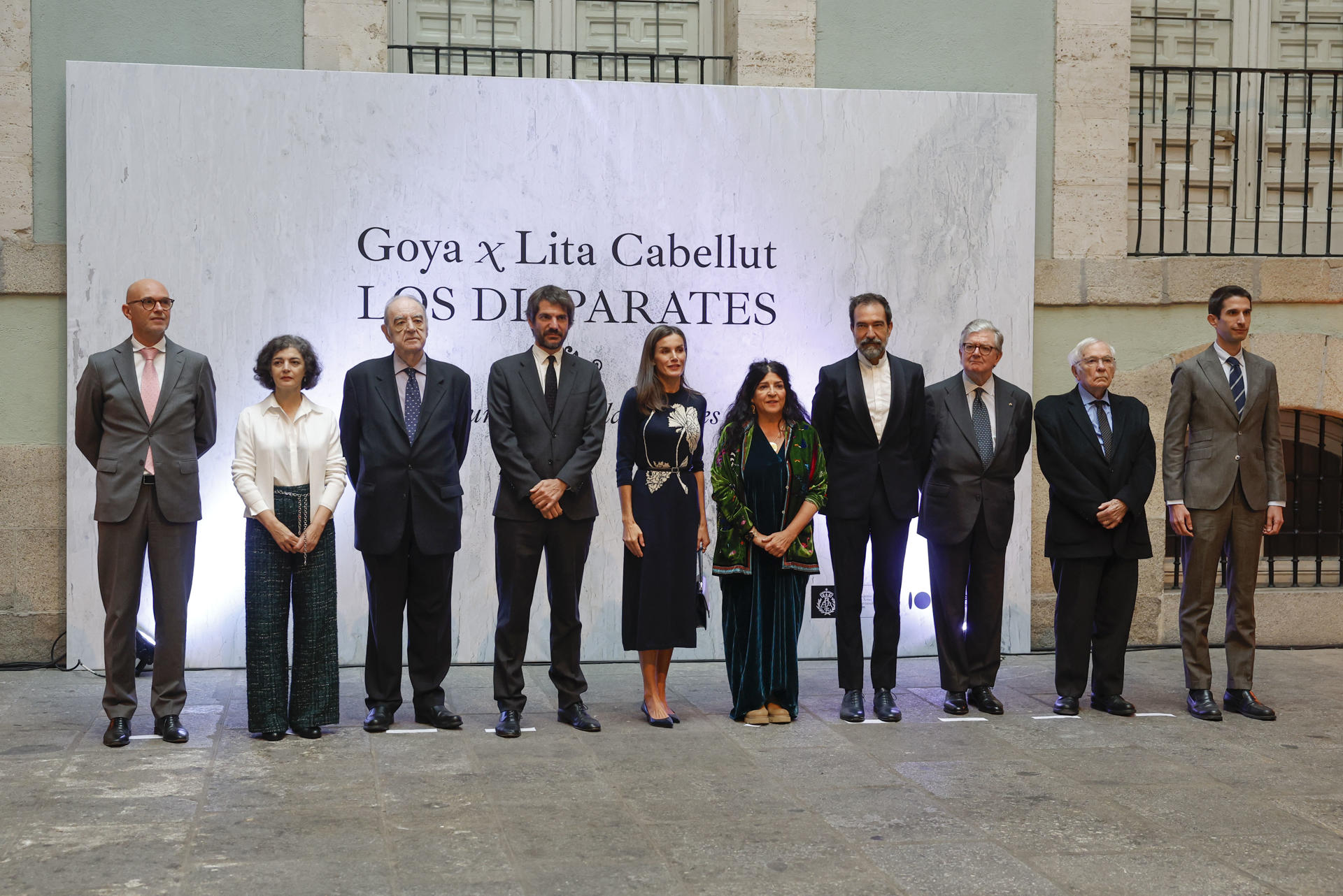 La reina Letizia, el ministro de Cultura Ernest Urtasun; el director de la Real Academia de Bellas Artes De San Fernando, Tomás Marco; el comisario de la exposición, Eloy Martínez de la Pera, y Lita Cabelllut, entre otros, durante la inauguración de la muestra 'Goya x Lita Cabellut. Los Disparates'.