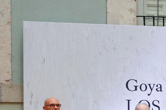 La reina Letizia, el ministro de Cultura Ernest Urtasun; el director de la Real Academia de Bellas Artes De San Fernando, Tomás Marco; el comisario de la exposición, Eloy Martínez de la Pera, y Lita Cabelllut, entre otros, durante la inauguración de la muestra 'Goya x Lita Cabellut. Los Disparates'.