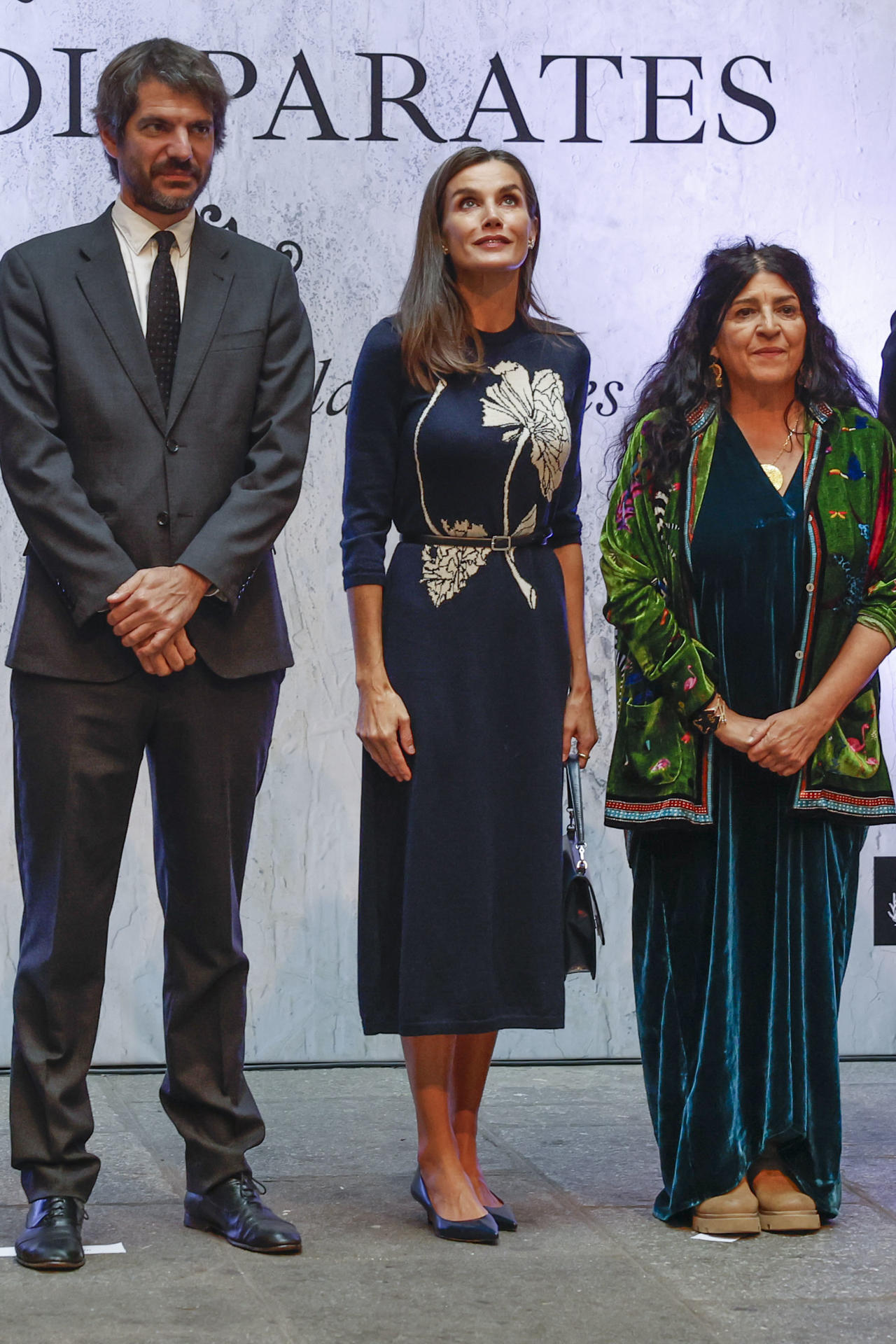 La reina Letizia destaca con un vestido Galcon en Madrid.