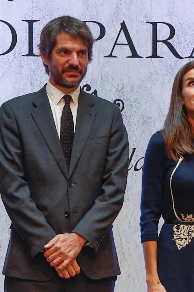 La reina Letizia destaca con un vestido Galcon en Madrid.