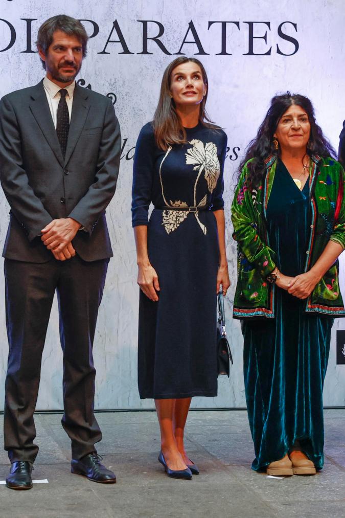 La reina Letizia destaca con un vestido Galcon en Madrid.