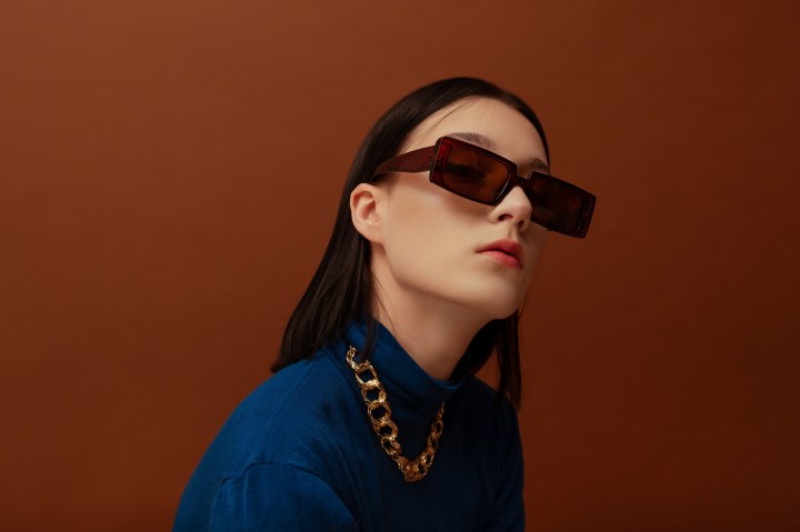 Los accesorios en tendencia para el otoño son los lentes de sol.