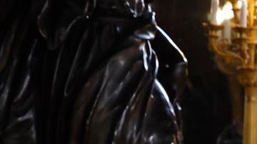 La Reina Letizia se viste de rojo en el reciente acto oficial de España.