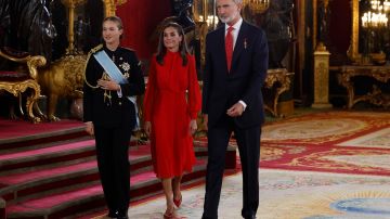 La Reina Letizia se viste de rojo en el reciente acto oficial de España.