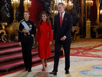 La Reina Letizia se viste de rojo en el reciente acto oficial de España.