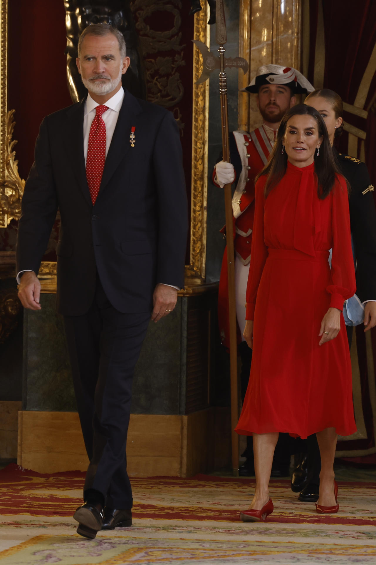 La reina Letizia destaca con su vestido rojo en el Palacio Real.