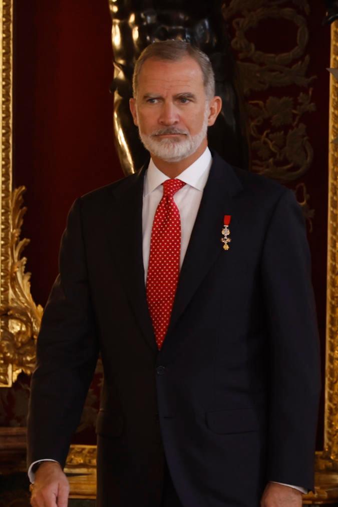 La reina Letizia destaca con su vestido rojo en el Palacio Real.