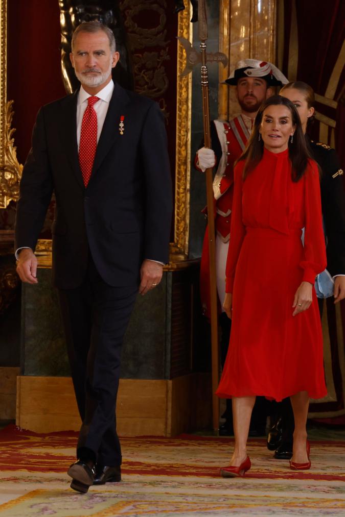 La reina Letizia destaca con su vestido rojo en el Palacio Real.