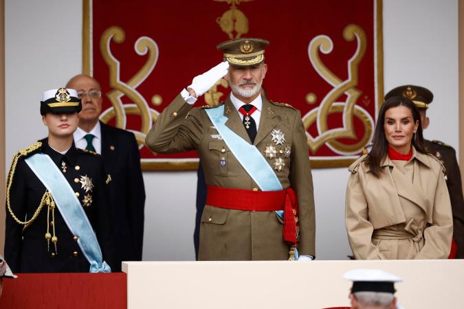 El rey Felipe VI y la reina Letizia, acompañados por la princesa de Asturias, Leonor de Borbón, presiden este sábado el tradicional desfile del Día de la Fiesta Nacional.