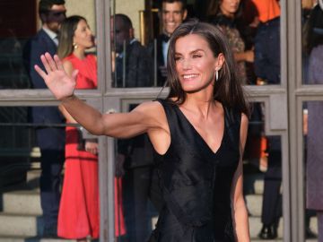 La reina Letizia destaca al rescatar un vestido sostenible de su armario.