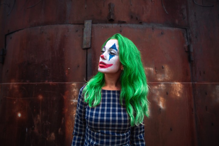Las chicas se convertirán en el Joker para la noche de Halloween con sus maquillajes.