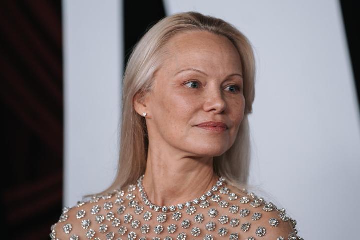 Pamela Anderson destacó en la ceremonia de los Premios Glamour.
