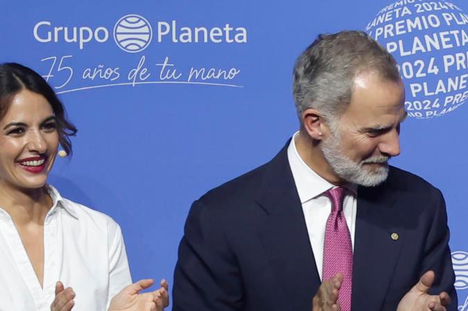 La escritora superventas Paloma Sánchez-Garnica, acompañada por los reyes Felipe y Letizia, y por la finalista Beatriz Serrano, posa este martes en Barcelona con el 73º Premio Planeta, dotado con un millón de euros, por su novela 'Victoria'.