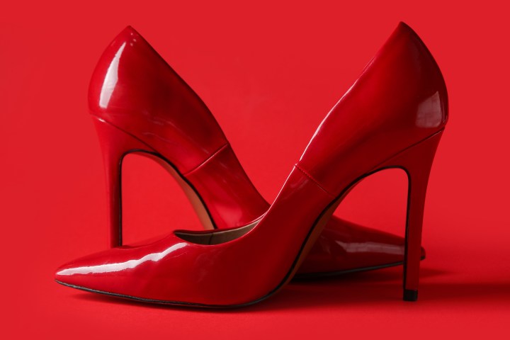 Mejora la limpieza de los zapatos de charol para que luzcan brillantes.