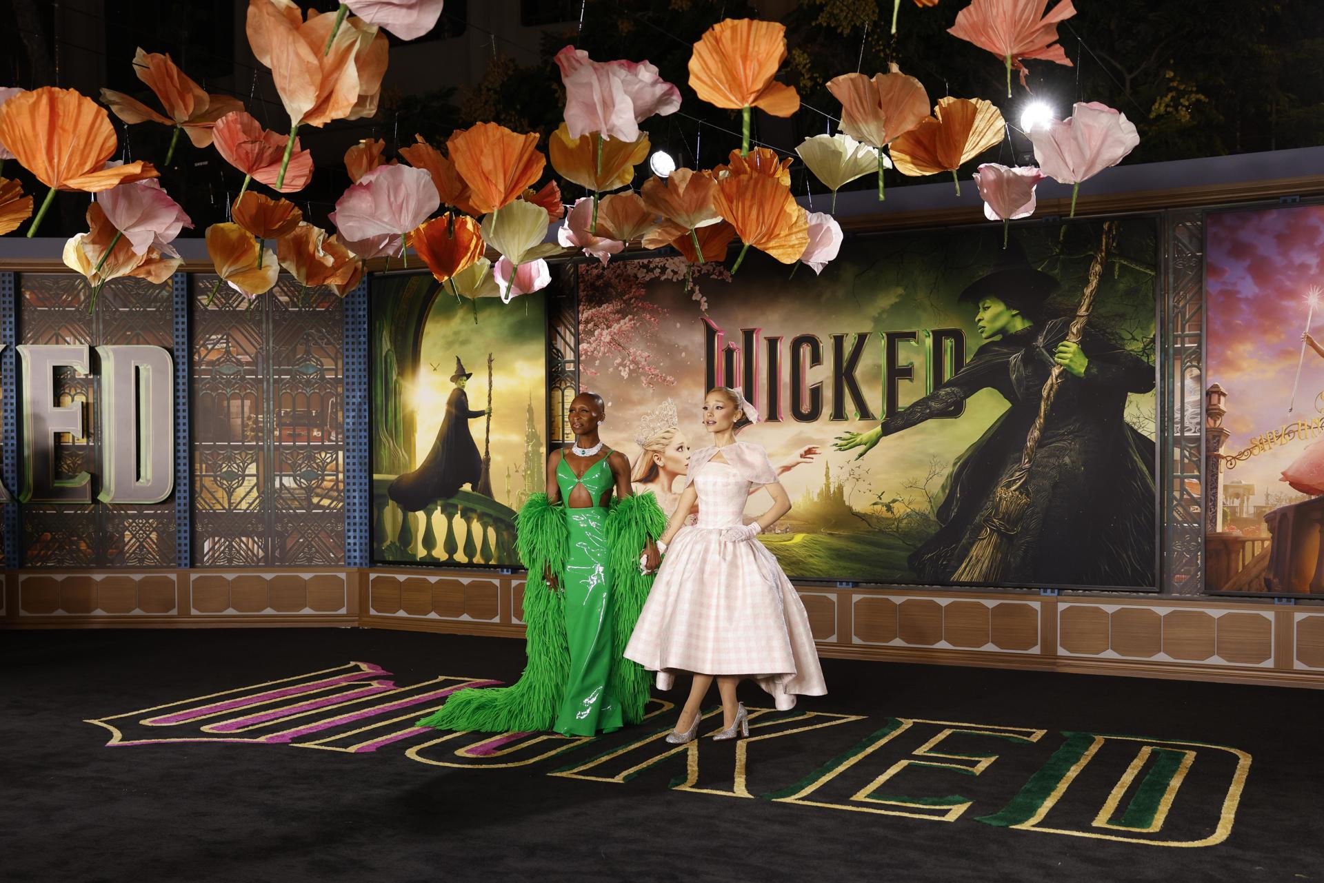 Ariana Grande y Cynthia Erivo en el estreno de ¨Wicked¨.