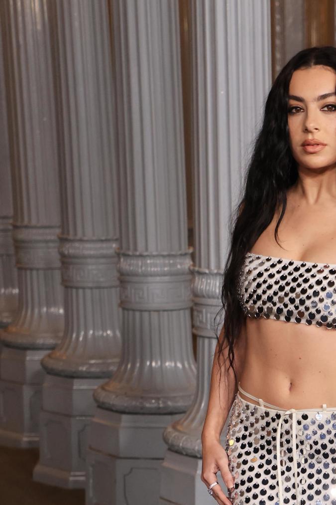 Charli XCX asiste a LACMA Art + Film Gala 2024.
