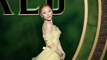 Ariana Grande destacó con un nuevo vestido inspirado en Glinda de Wicked.