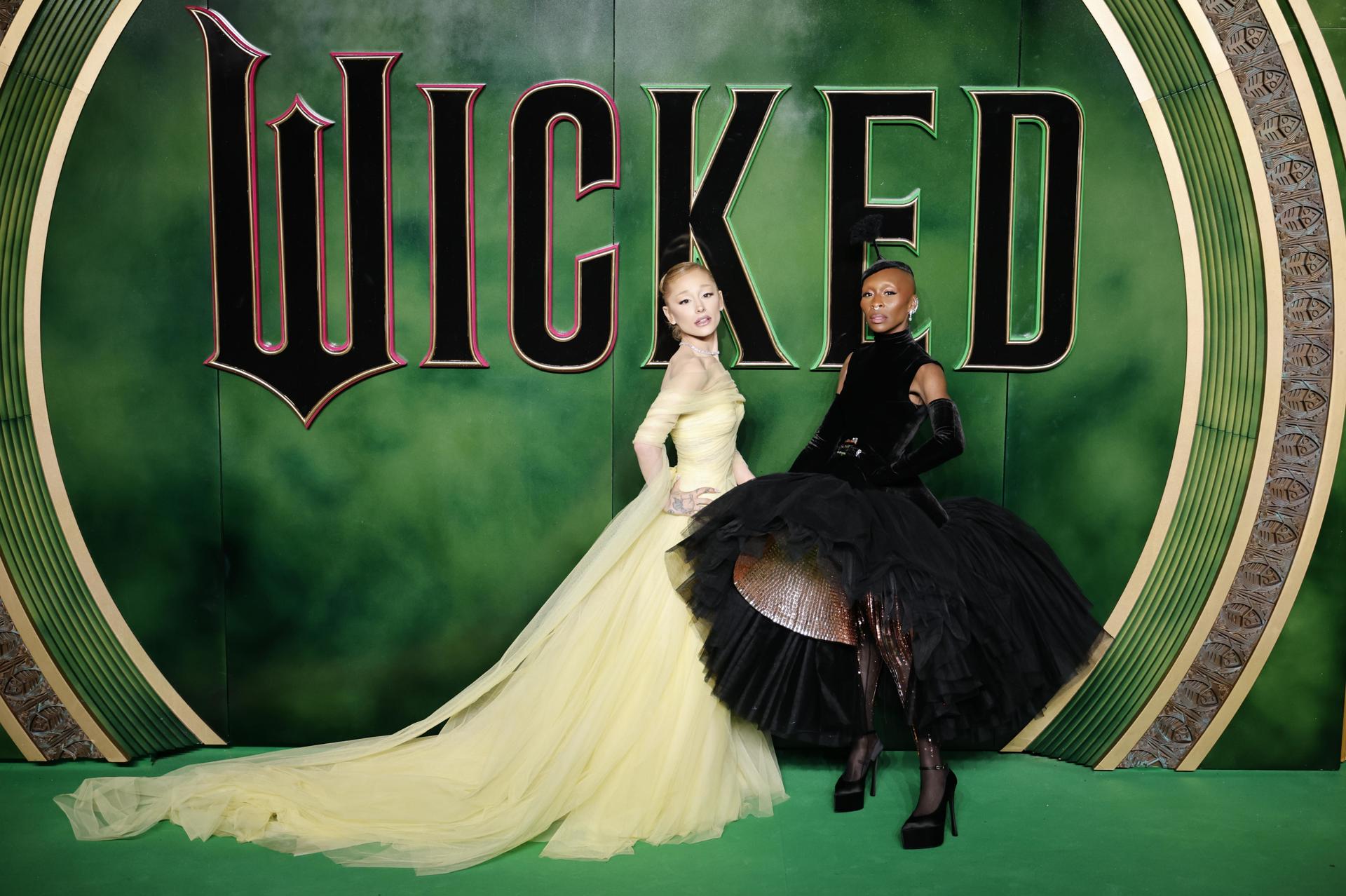 Ariana Grande y Cynthia Erivo en la alfombra verde de la premiere de Wicked en Londres.