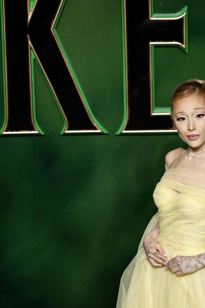 Ariana Grande luce un vestido de Ralph Lauren en el estreno de Wicked.