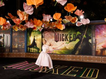Ariana Grande destacó con un nuevo look para el estreno de Wicked.