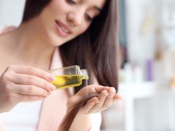 Los aceites capilares resultan ideales para recuperar el cabello dañado.