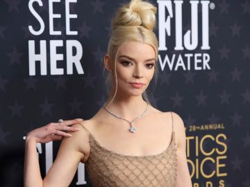 Anya Taylor -Joy usó las nuevas joyas de Tiffany & Co para Navidad.