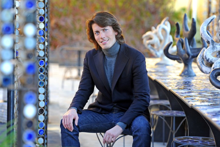 El director de Aquazzura acaba de posicionarse como el Mejor Diseñador en calzado del año.
