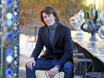 El director de Aquazzura acaba de posicionarse como el Mejor Diseñador en calzado del año.