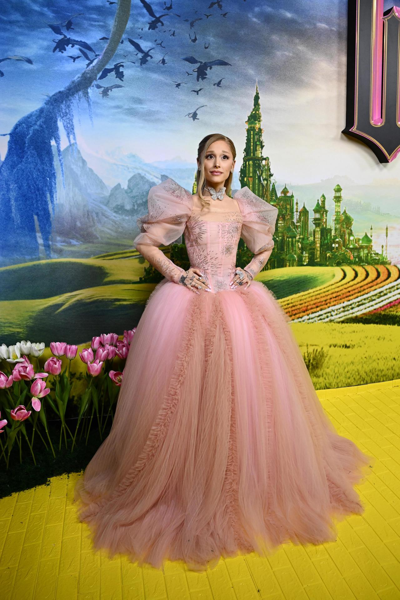 Ariana Grande usó un vestido de Vivienne Westwood inspirado en Glinda.