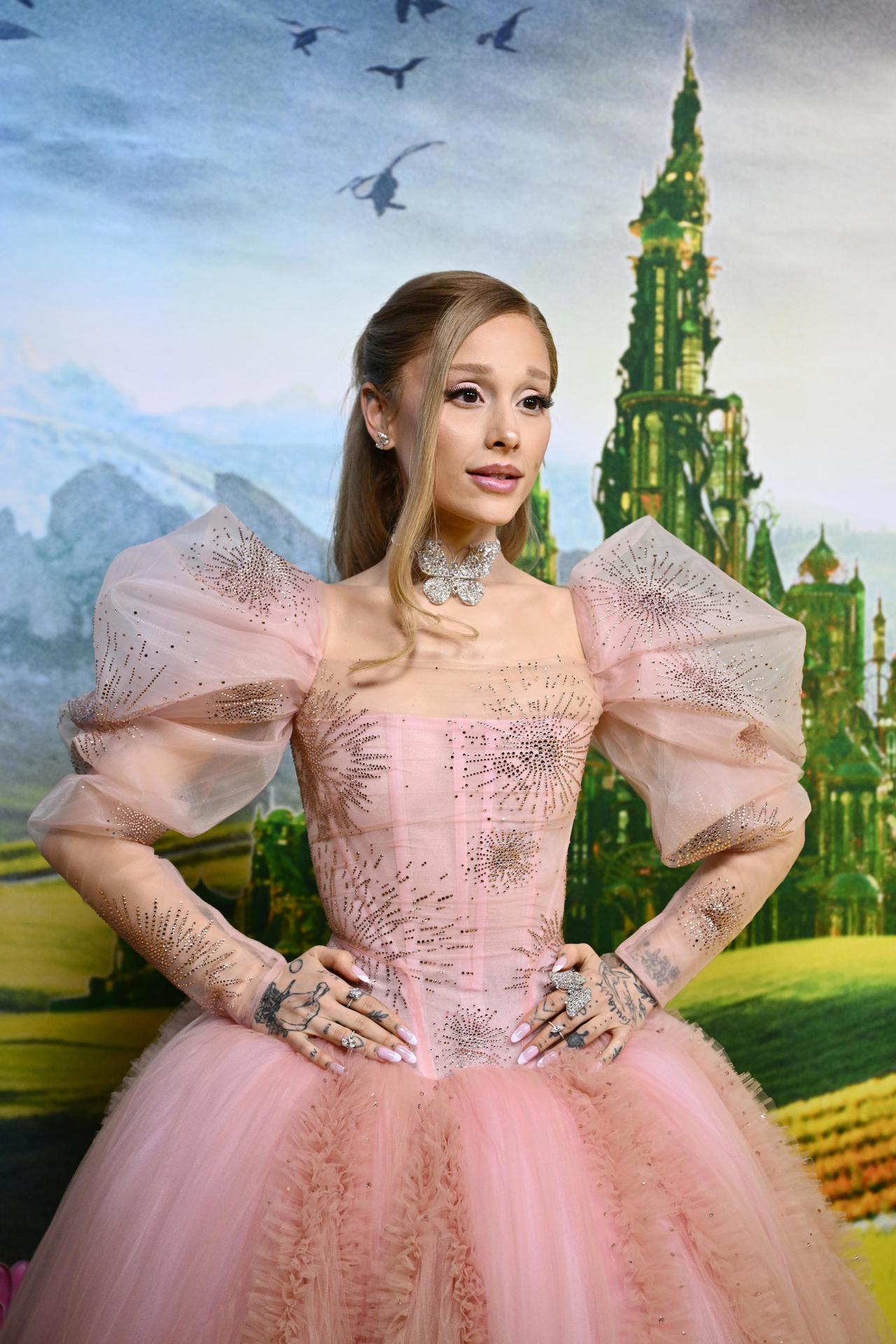 Ariana Grande acude al estreno de la película "Wicked" en Australia.