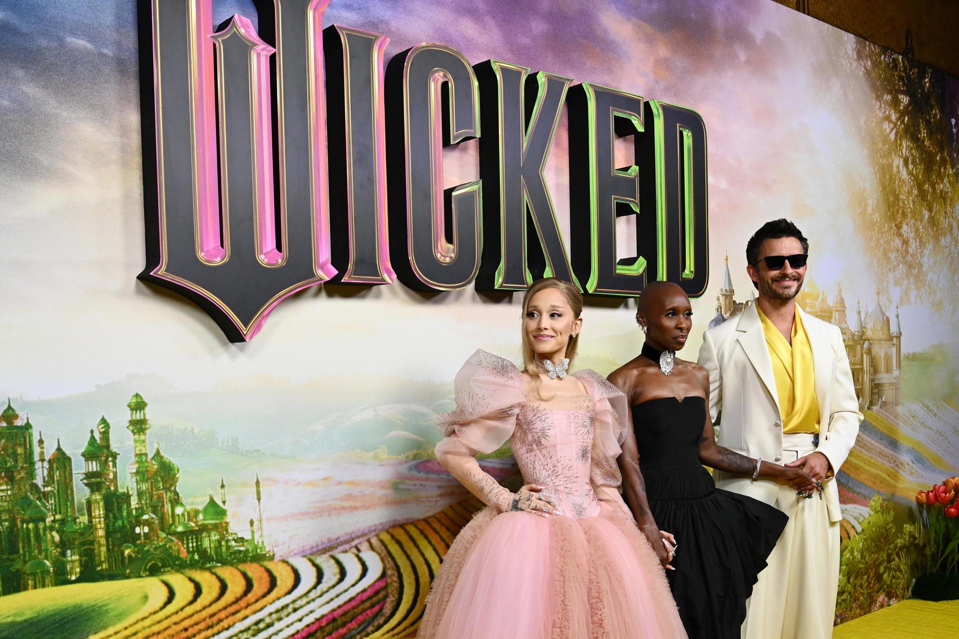 El elenco de Wicked se reúne en el estreno de la película en Australia.