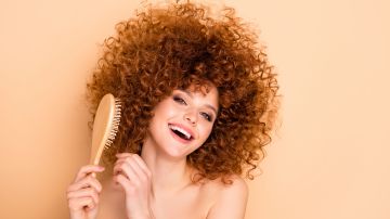 Cuida tu cabello rizado al peinarlo con los cepillos adecuados.