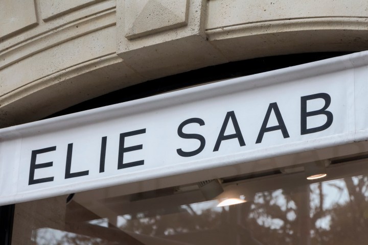 El diseñador Elie Saab celebra su trayectoria en la moda.