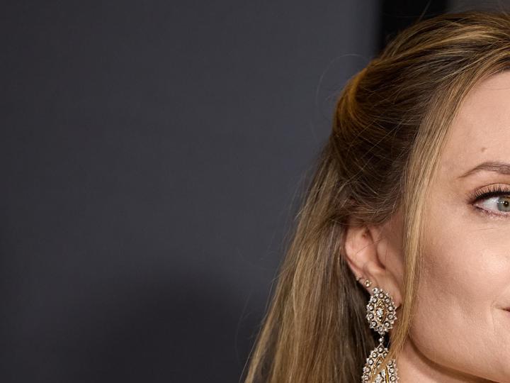 Angelina Jolie acudió a los Governors Awards con su hijo.
