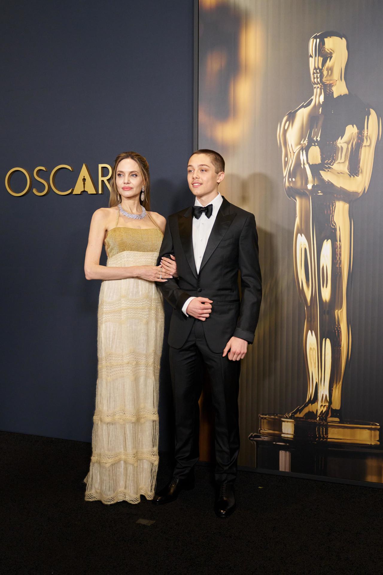 Angelina Jolie y su hijo, Know Jolie-Pitt, en la alfombra negra de los Governors Awards.