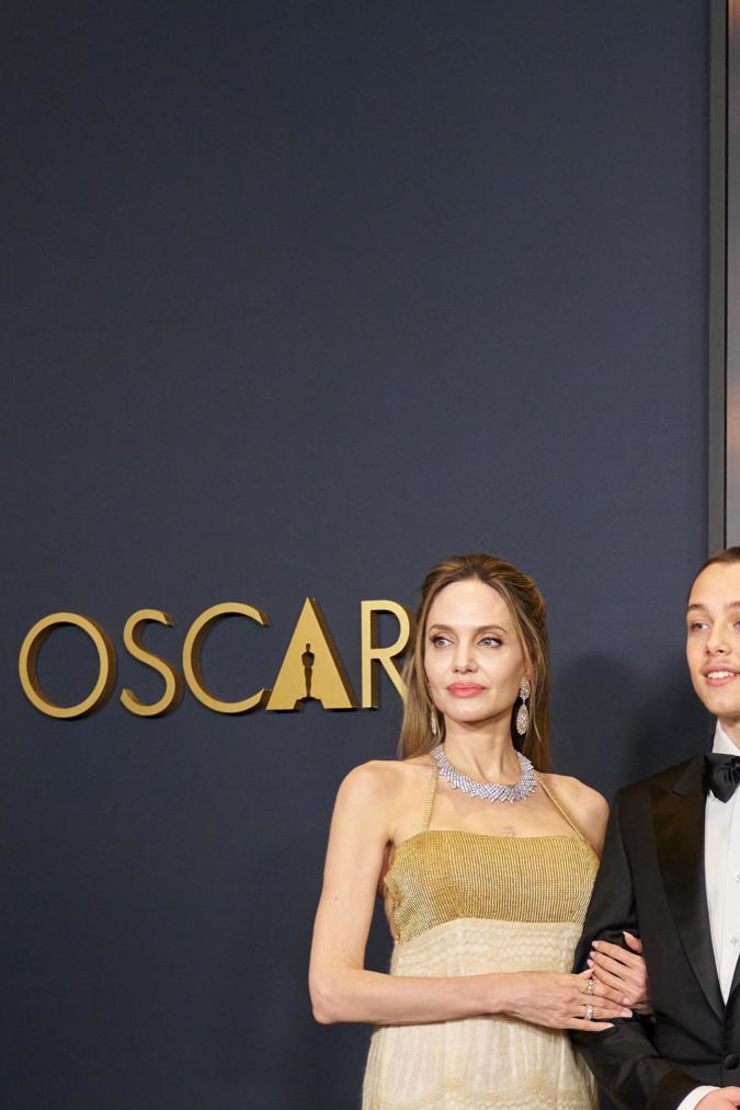 Angelina Jolie y su hijo, Know Jolie-Pitt, en la alfombra negra de los Governors Awards.