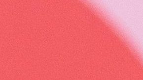 Jennifer López destaca con su look en la premiere de Unstoppable.