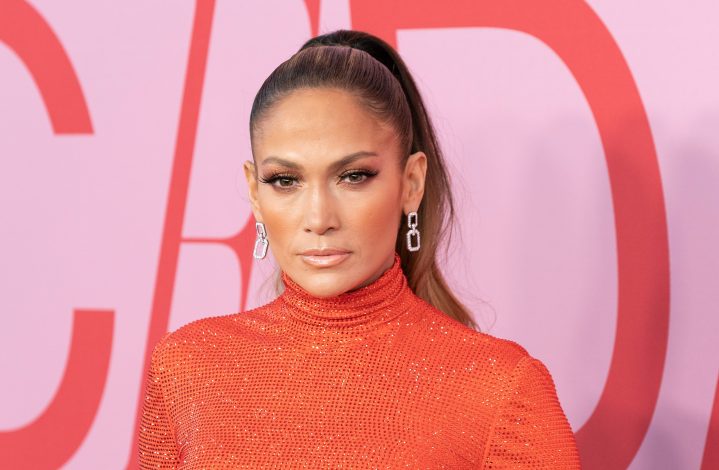 Jennifer López destaca con su look en la premiere de Unstoppable.