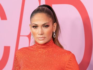 Jennifer López destaca con su look en la premiere de Unstoppable.