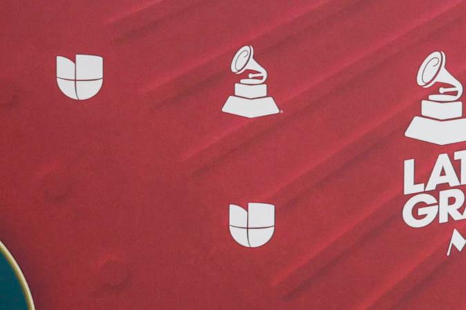 La cantante colombiana Karol G, posa en la alfombra roja de la 25 entrega anual de los Premios Latin Grammy.