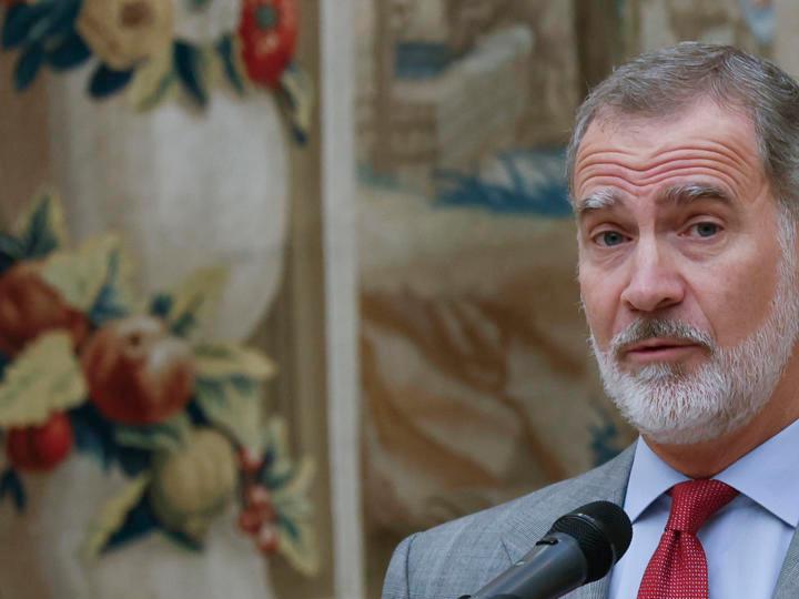 La reina Letizia destacó con su nuevo look en tendencia.