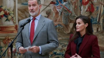 La reina Letizia destacó con su nuevo look en tendencia.