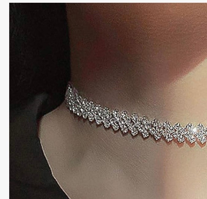 Gargantilla brillante para Navidad disponible en Amazon.