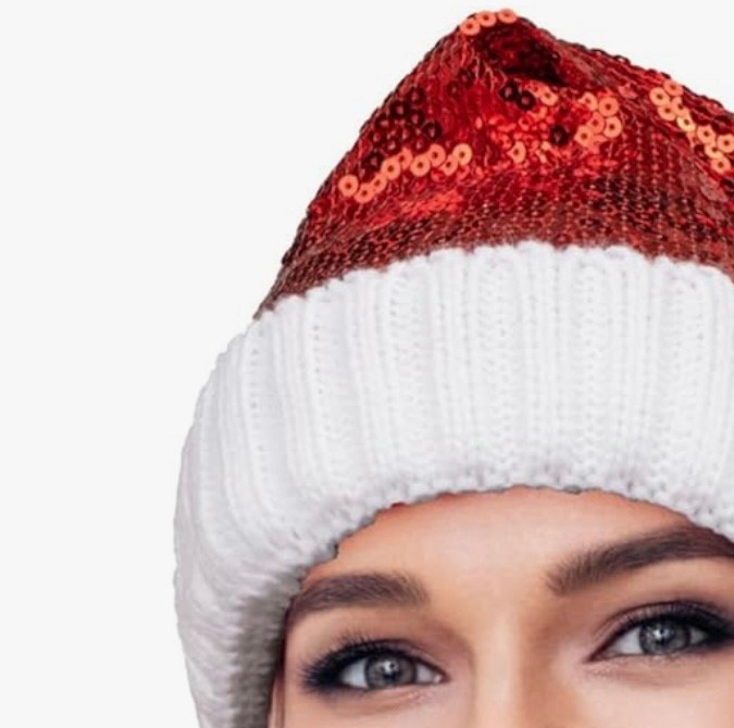Gorro de Navidad con lentejuelas disponible en Amazon.