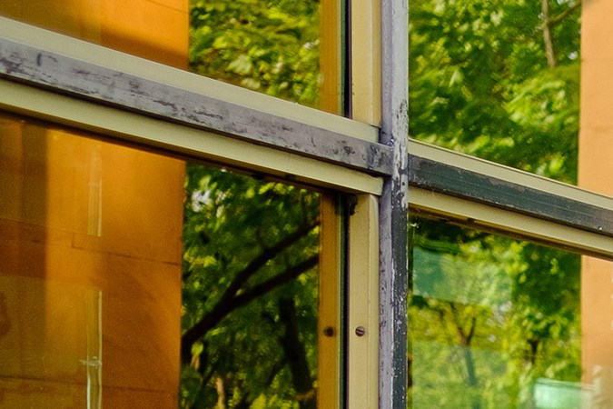 Las faldas asimétricas formarán parte de las tendencias de la moda del 2025.