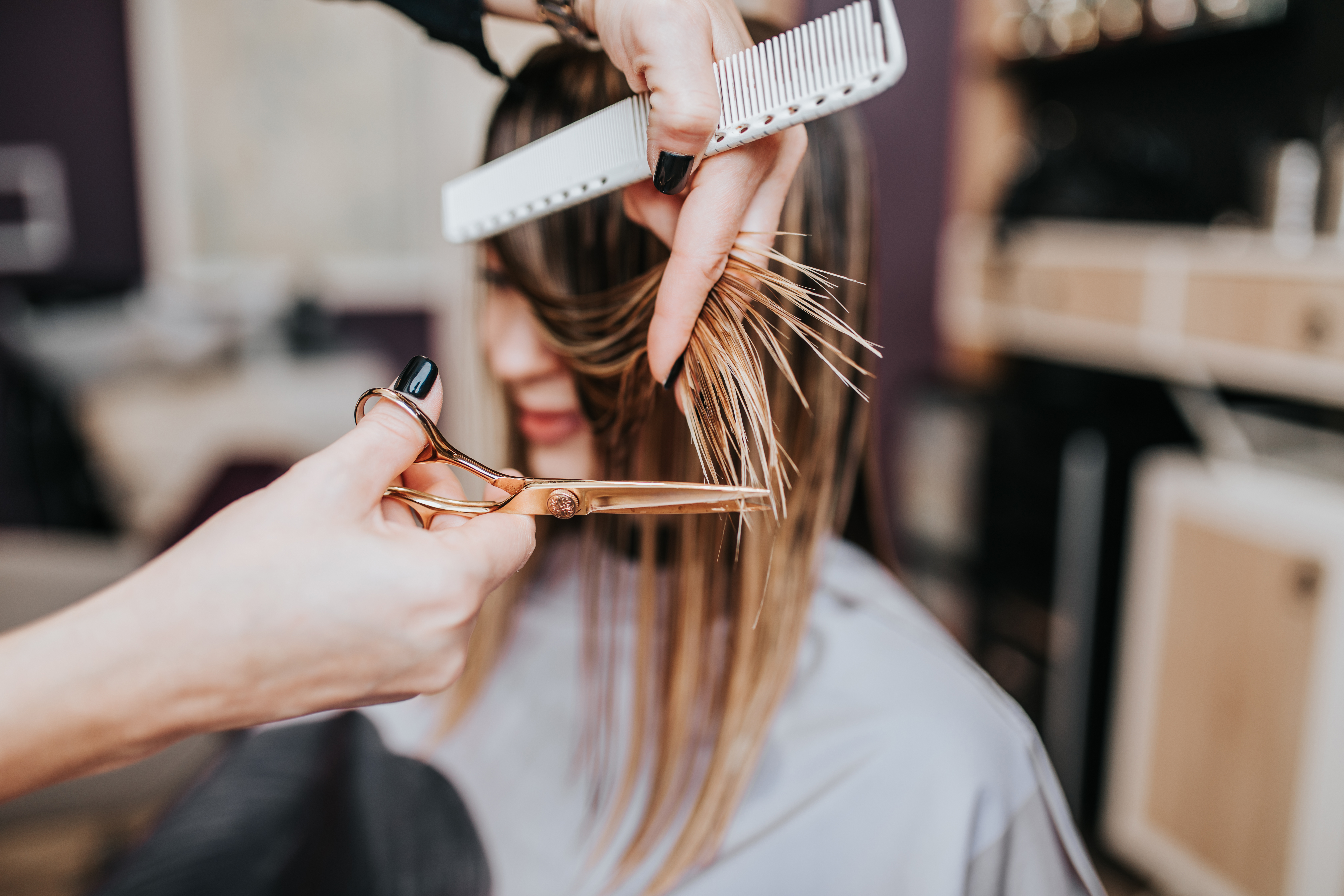 Cortar el cabello en luna llena te ayudará a fortalecerlo.