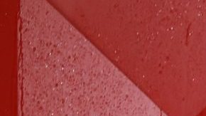 Kylie Jenner presentó una nueva colección acompañada por Amelia Gray.