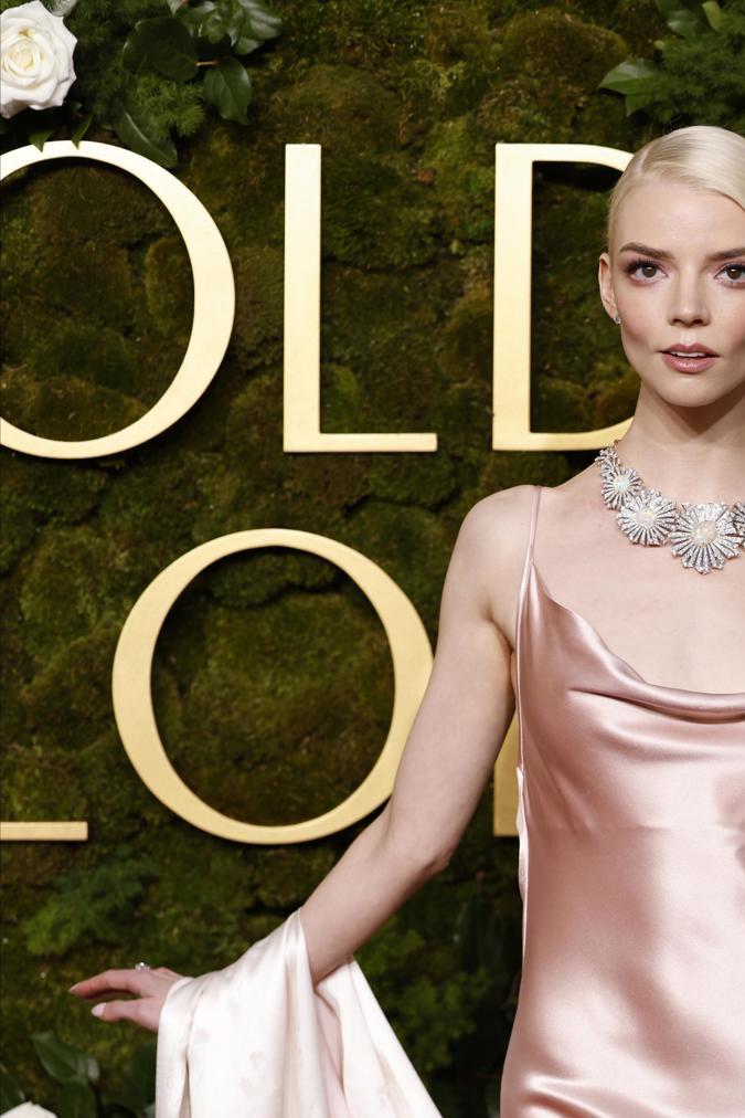 Anya Taylor Joy en la alfombra roja de los Premios Golden Globes 2025.