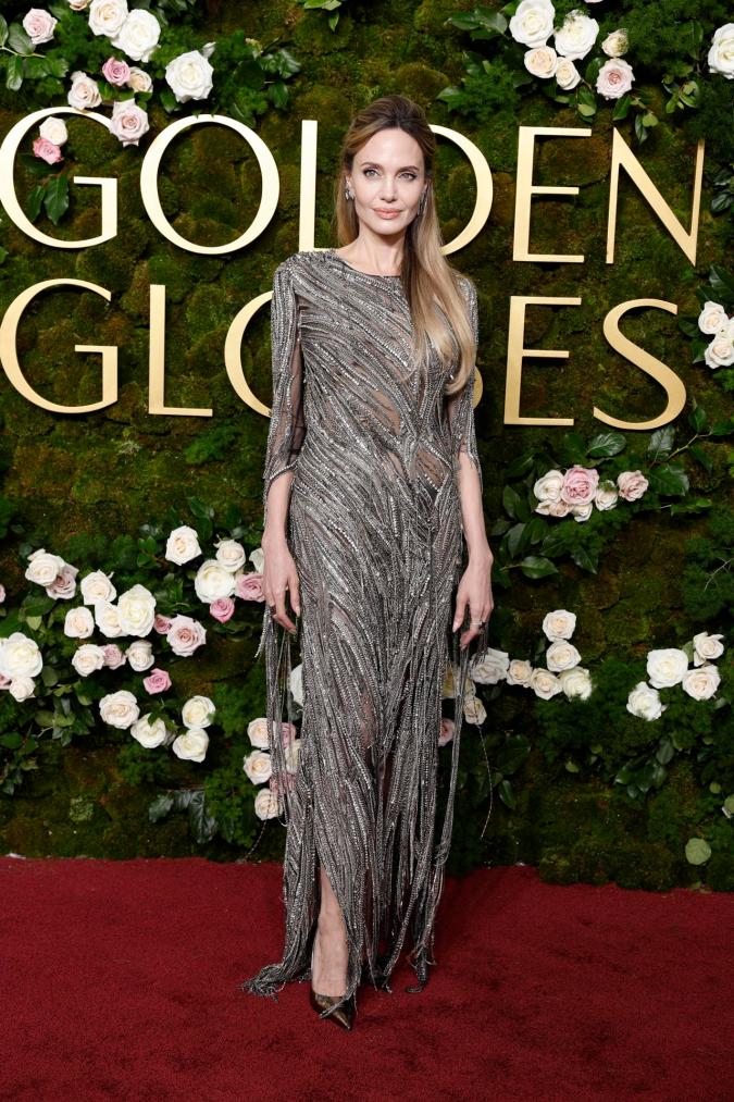 Angelina Jolie en la alfombra roja de los Premios Golden Globes 2025.