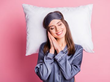 Cuida tu cabello antes de dormir con productos que te ayuden a hidratarlo durante las horas de sueño.